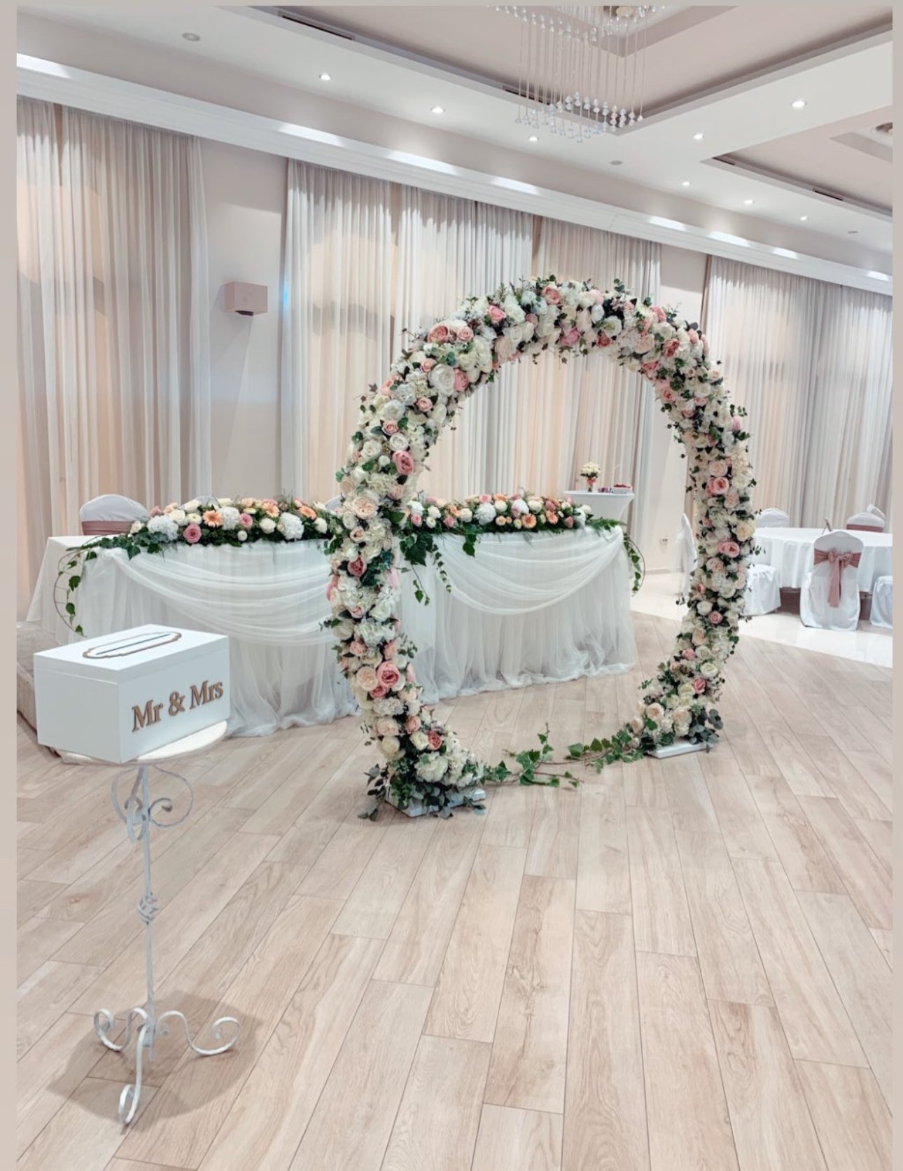 Dekoracija stola za mlade