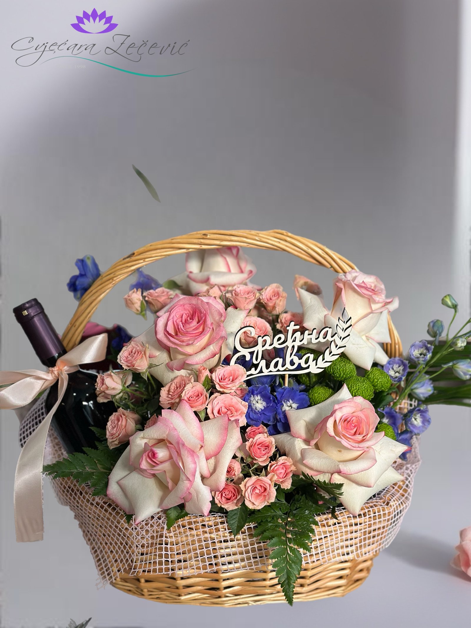 Arrangement with rose rosses and vine