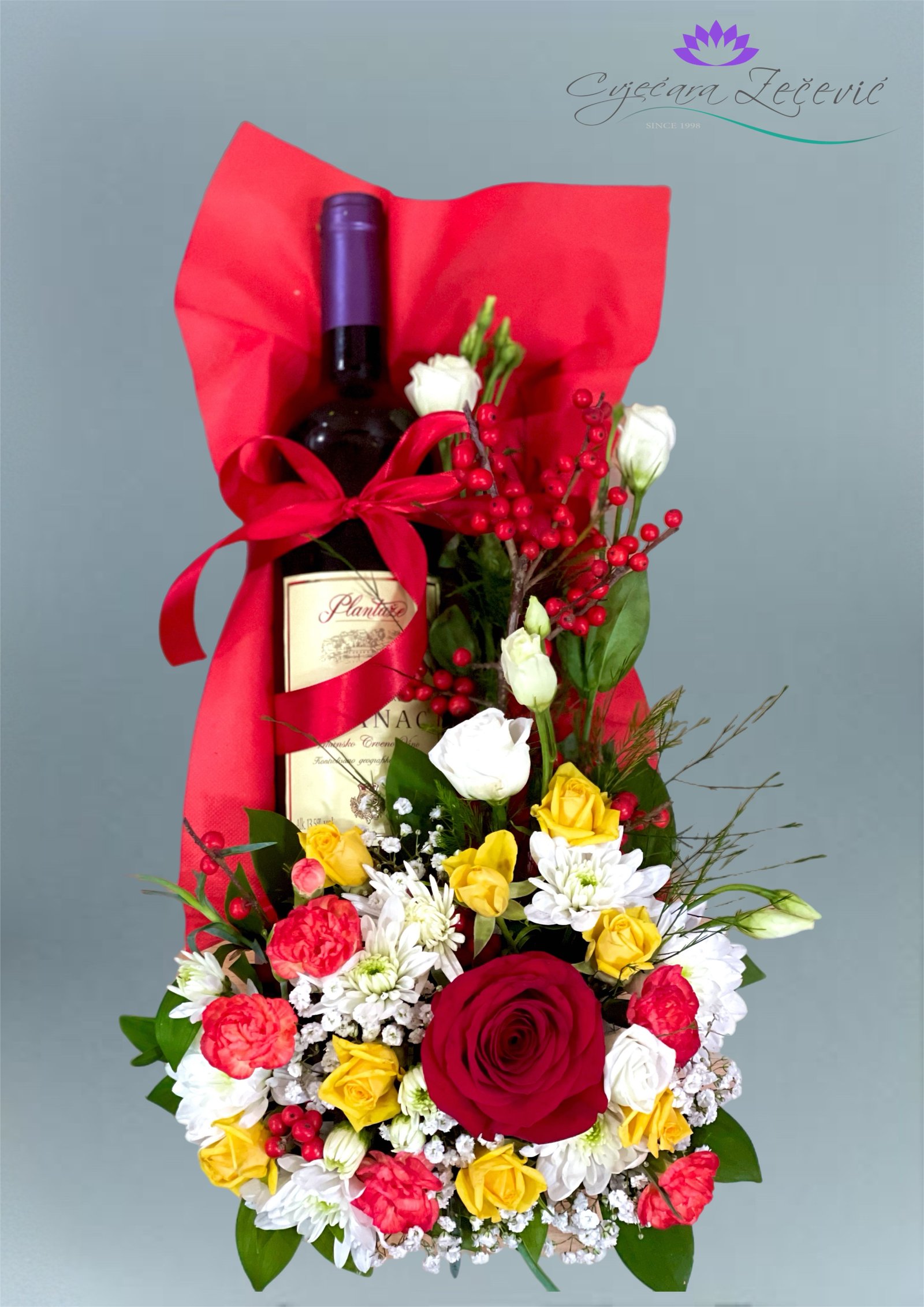 Arrangement with vine M red