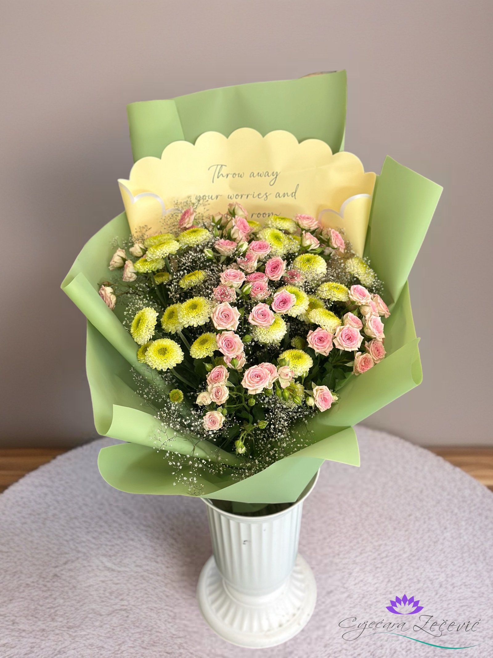 Buket sa mini ruzama i dugme margaretama