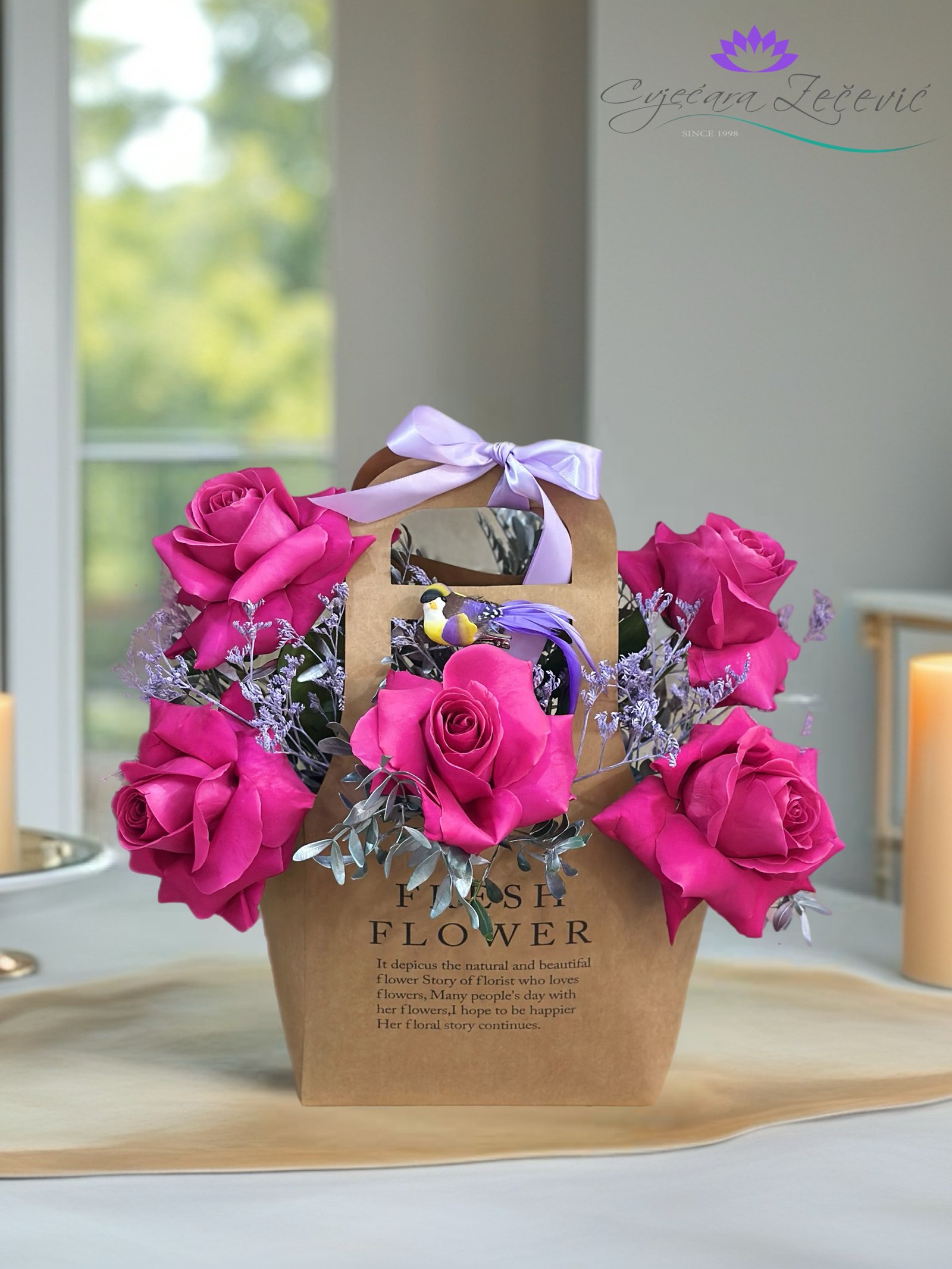 Aranzman sa ruzama u elegantnoj kutiju