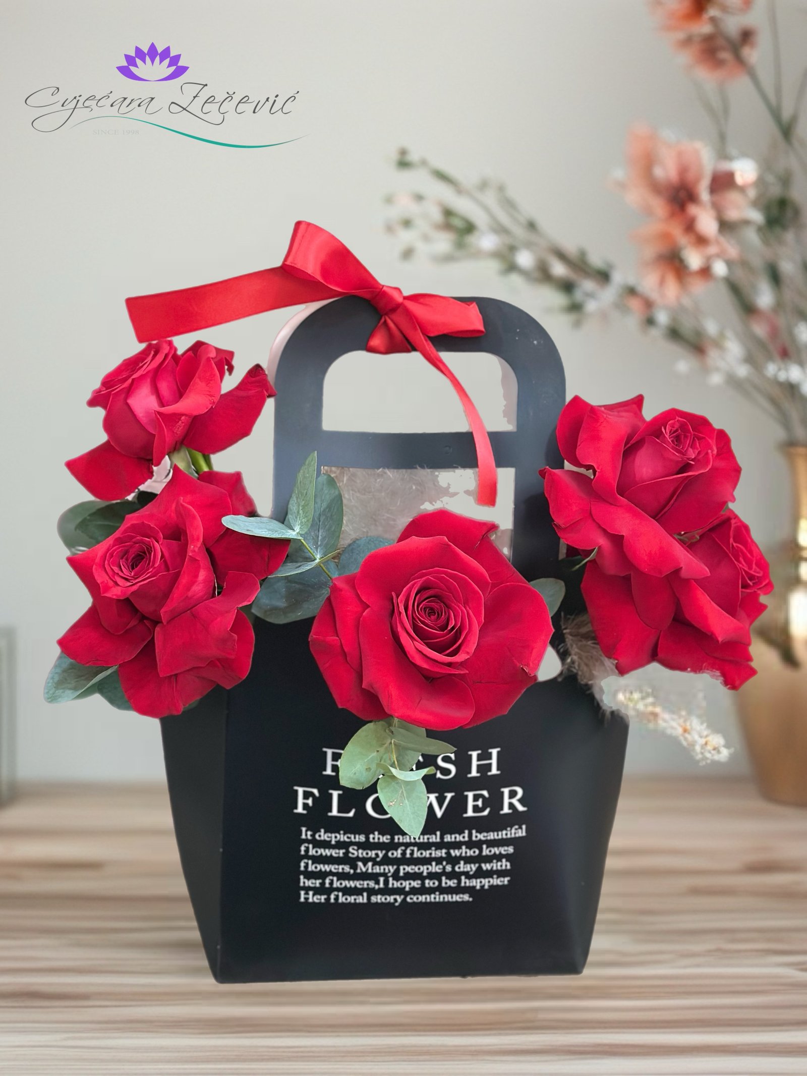 Aranzman sa crvenim ruzama u crnoj elegantnoj kutiji