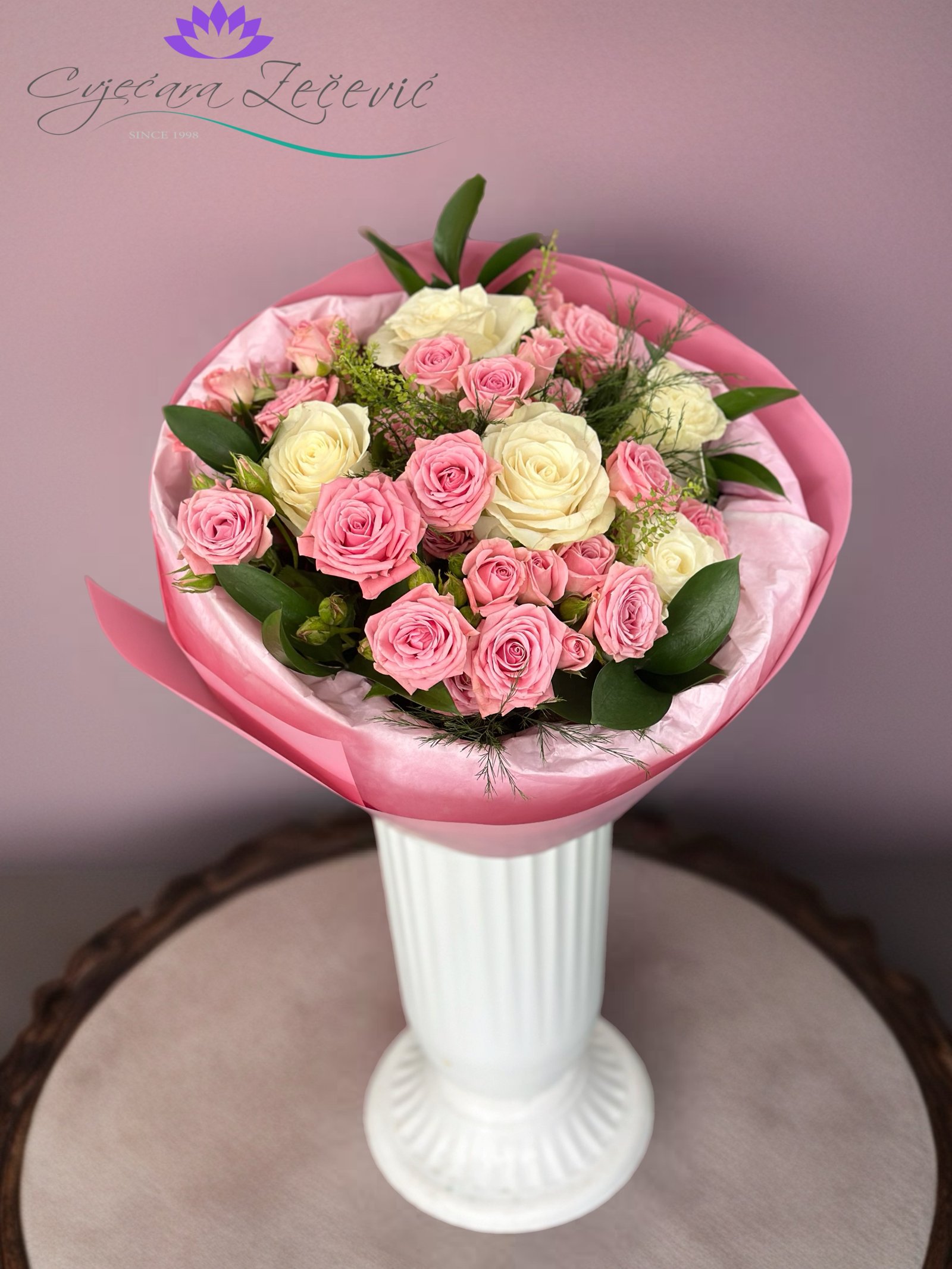 Buket sa bijelim i roze ruzama