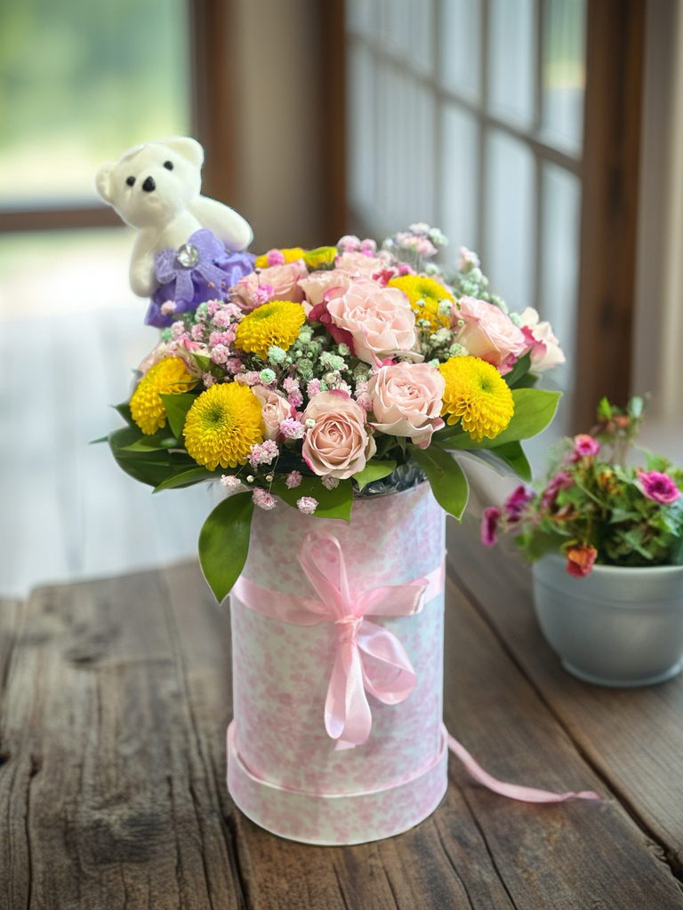 Aranzman sa ruzama i hrizantemama i medvjedicem