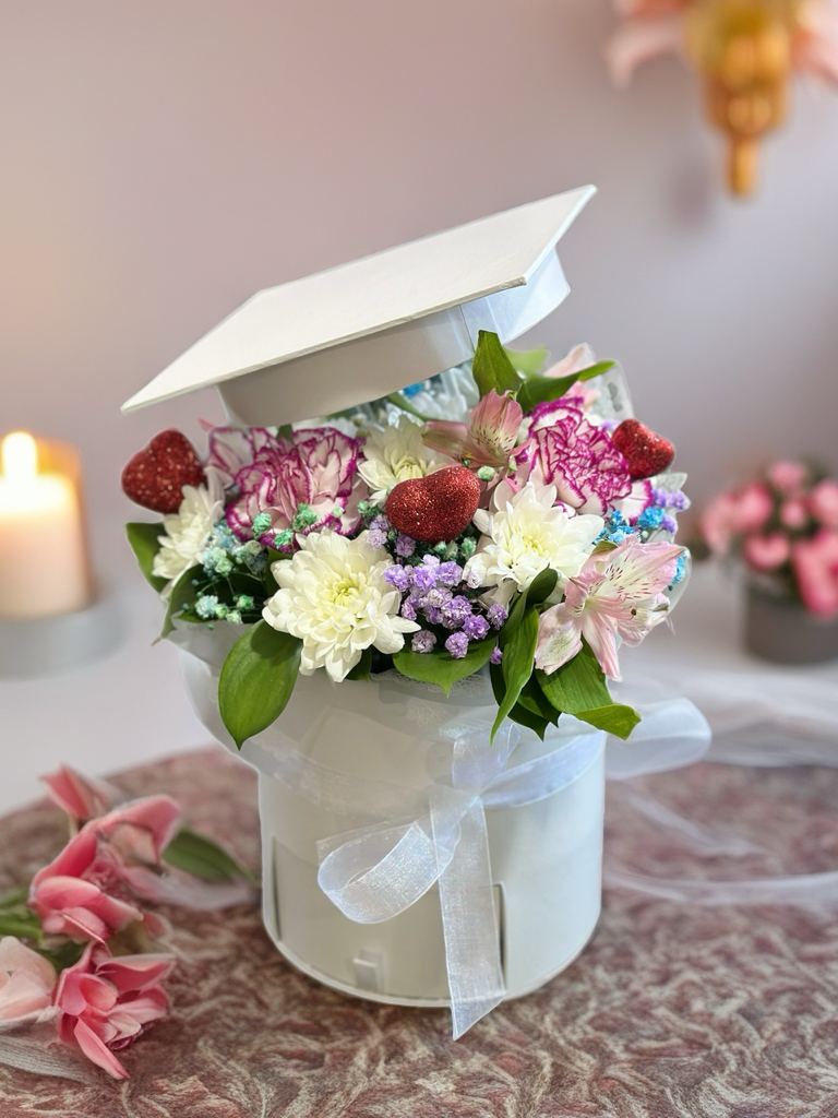 Cvijetni aranzman u bijeloj kutiji