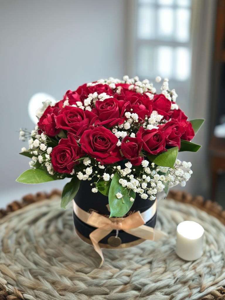 Box sa mini crvenim ruzama, gipsofilom i zelenilom