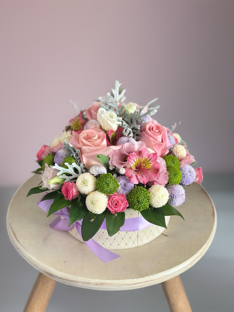 Aranzman sa ruzama, sezonskim cvijecem i zelenilom